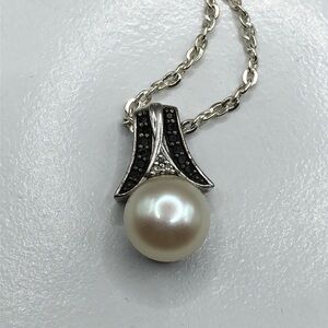 Alwand Vahan AV 925 sterling Pearl And Tiny Diamond Pendant Necklace